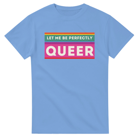 Ljust motiv "Let Me Be Perfectly Queer" på himmelsblå t-shirt.