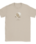 Beige t-shirt med en provokativ illustration av en tom kopp