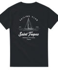 Saint Tropez Sailing Club-tryck med segelbåt, text, på svart t-shirt.