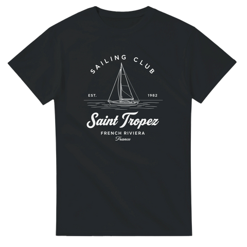 Saint Tropez Sailing Club-tryck med segelbåt, text "FRENCH RIVIERA France" på svart t-shirt.