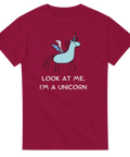 Enkel tecknad enhörning med text på en rödbrun t-shirt.