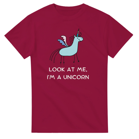 Enkel tecknad enhörning med text på en rödbrun t-shirt.
