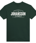 Mörkgrön t-shirt med texten Johansson – A Family of Originals