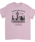 Satiriskt tryck föreställande Pripyat och Chernobyl på ljusrosa t-shirt