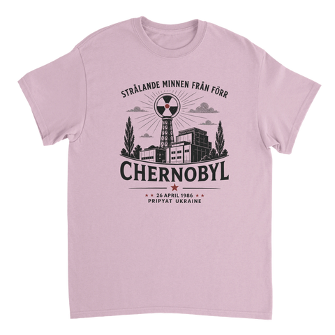 Satiriskt tryck föreställande Pripyat och Chernobyl på ljusrosa t-shirt