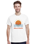 Retro solnedgång över hav med text "SOLA & BADA" på vit t-shirt.