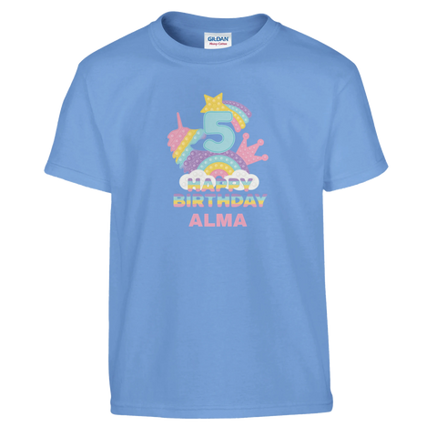Pop It Happy Birthday Alma 5-årstryck med enhörning, regnbåge, stjärna, krona på ljusblå barnt-shirt.