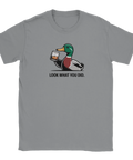 Anka med whiskyglas och texten "LOOK WHAT YOU DID." på grå t-shirt.
