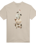 Bondgårdsdjur i akvarellstil staplade på varandra: tupp, får, ko på beige t-shirt.