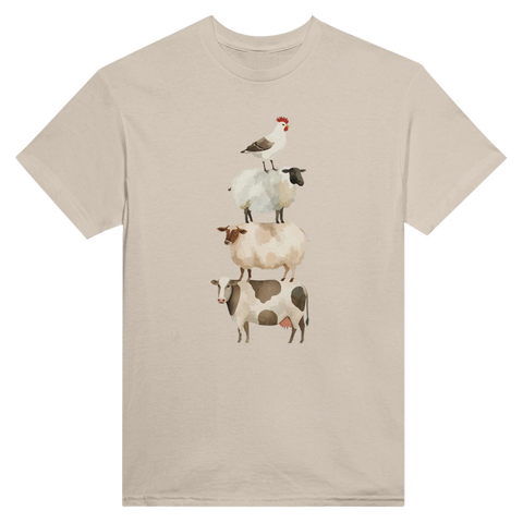 Bondgårdsdjur i akvarellstil staplade på varandra: tupp, får, ko på beige t-shirt.