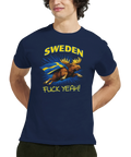Man bär marinblå t-shirt med humoristiskt svenskt älgmotiv och gul text