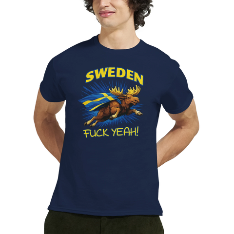 Man bär marinblå t-shirt med humoristiskt svenskt älgmotiv och gul text
