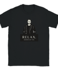 Satirisk "Relax. Denmark Got This." t-shirt med man i svart rock, svartvit illustration.