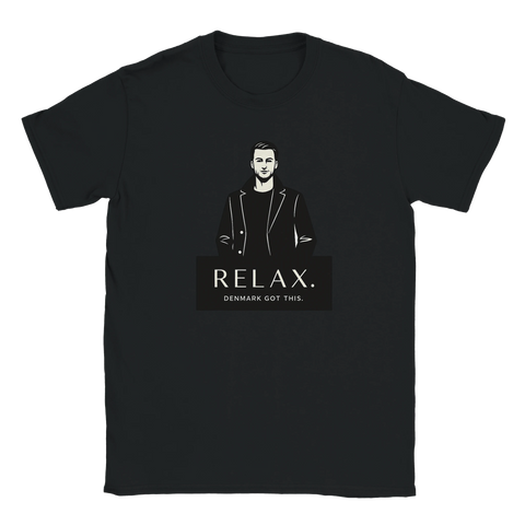 Satirisk "Relax. Denmark Got This." t-shirt med man i svart rock, svartvit illustration.