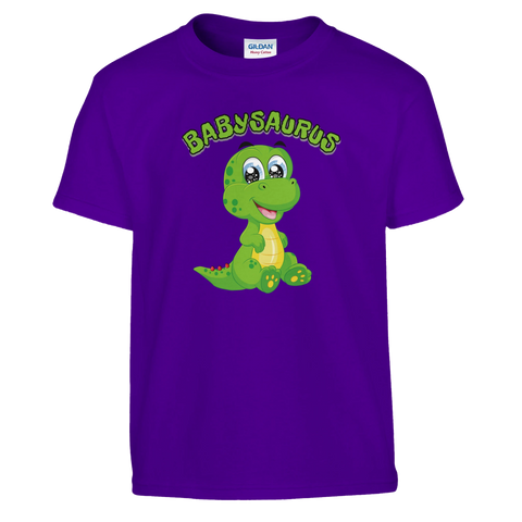 Tecknad grön babysaurus med text "BABYSAURUS" på lila barn-t-shirt.