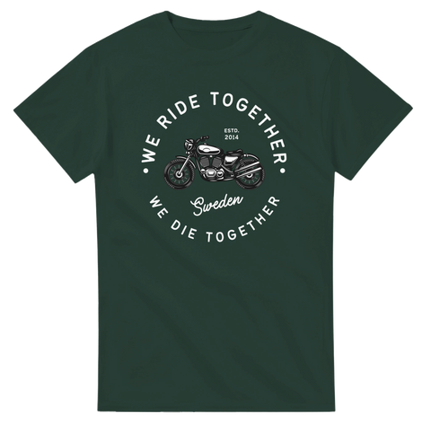 Stiliserad motorcykel med "Est. 2014" på mörkgrön t-shirt, centrerad bild.