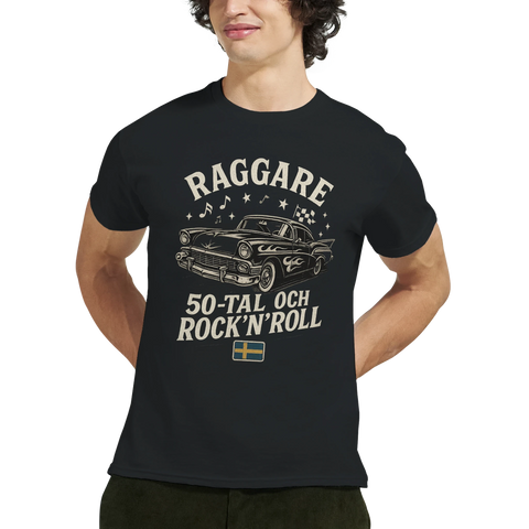 Svart t-shirt med raggarmotiv, 50-talsbil och texten "Raggare 50-tal och Rock'n'Roll"