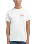 Minimalistiskt brösttryck med texten I Wear Shirty på en vit t-shirt