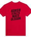 Kuken står på Mats Olsson" texttryck i svart på röd t-shirt, satirisk design.