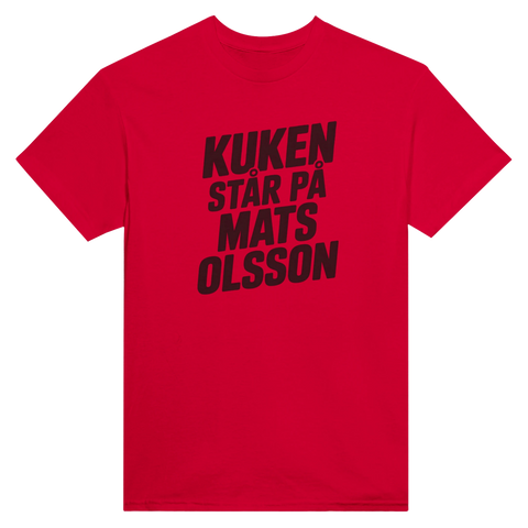 Kuken står på Mats Olsson" texttryck i svart på röd t-shirt, satirisk design.