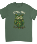 Naturinspirerat motiv med uggla och texten Skogstokig på en olivgrön t-shirt