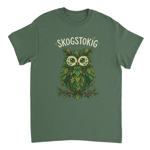 Naturinspirerat motiv med uggla och texten Skogstokig på en olivgrön t-shirt
