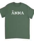 Vitt ÄNNA-tryck i sliten vintage-stil på en grön t-shirt