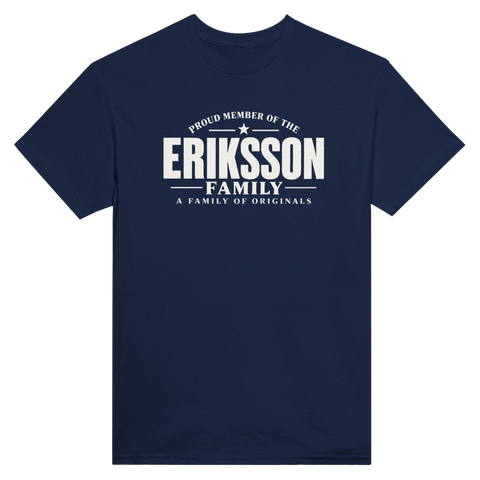 Marinblå t-shirt med texten Eriksson – A Family of Originals