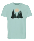 Minimalistiskt skogsmotiv med mörkgröna granar och beige sol/måne på ljusblå ekologisk t-shirt.