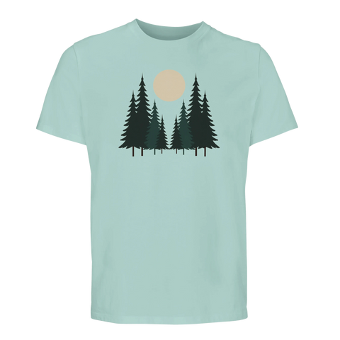 Minimalistiskt skogsmotiv med mörkgröna granar och beige sol/måne på ljusblå ekologisk t-shirt.