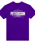 Lila t-shirt med texten Pettersson – A Family of Originals