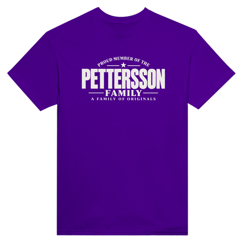 Lila t-shirt med texten Pettersson – A Family of Originals