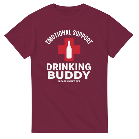 Vitt "Emotional Support Drinking Buddy" tryck med rött kors och flaska på vinröd t-shirt.