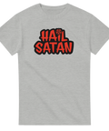 Mörk estetik med Hail Satan tryck och ockult symbol på grå t-shirt