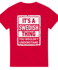 Röd t-shirt med kaxig textdesign i kraftig vit blockstil