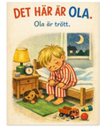 Illustration av en trött pojke i röd pyjamas på en sängkant med texten Det här är Ola Ola är trött i retro barnboksstil.