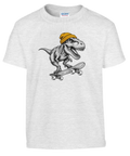 Vit barn-t-shirt med en T-Rex i gul mössa på skateboard.