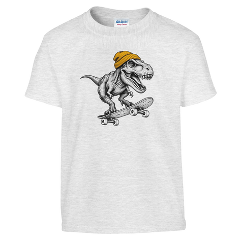 Vit barn-t-shirt med en T-Rex i gul mössa på skateboard.