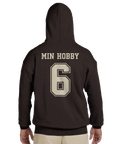 Min Hobby 6" tryck i collegestil på mörkbrun hoodie.