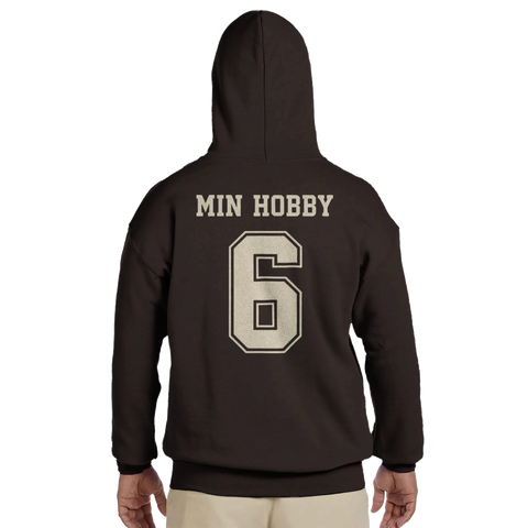 Min Hobby 6" tryck i collegestil på mörkbrun hoodie.