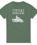Typiskt Norrland snöskoter med förare, minimalistisk vit design på olivgrön t-shirt.