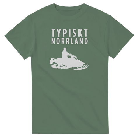 Typiskt Norrland snöskoter med förare, minimalistisk vit design på olivgrön t-shirt.