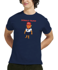 Man bär en marinblå t-shirt med Donald Trump karikatyr och text