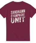 Slitet vitt texttryck Sandhamn Champagne Unit på vinröd t-shirt
