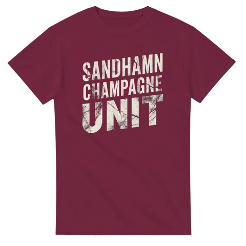 Slitet vitt texttryck Sandhamn Champagne Unit på vinröd t-shirt