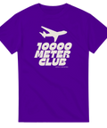 Lila t-shirt med retro illustration av ett passagerarflygplan och klubbnamn