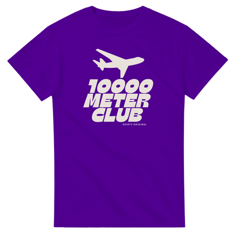 Lila t-shirt med retro illustration av ett passagerarflygplan och klubbnamn
