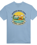 Retro campingmotiv med husvagn, öl, solhatt, text "BEHÖVER INGEN TERAPI FÖR JAG HAR BÖDA CAMPING" på ljusblå t-shirt.