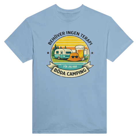 Retro campingmotiv med husvagn, öl, solhatt, text "BEHÖVER INGEN TERAPI FÖR JAG HAR BÖDA CAMPING" på ljusblå t-shirt.