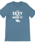 Ljusblå t-shirt med självironiskt budskap om att klippa gräset